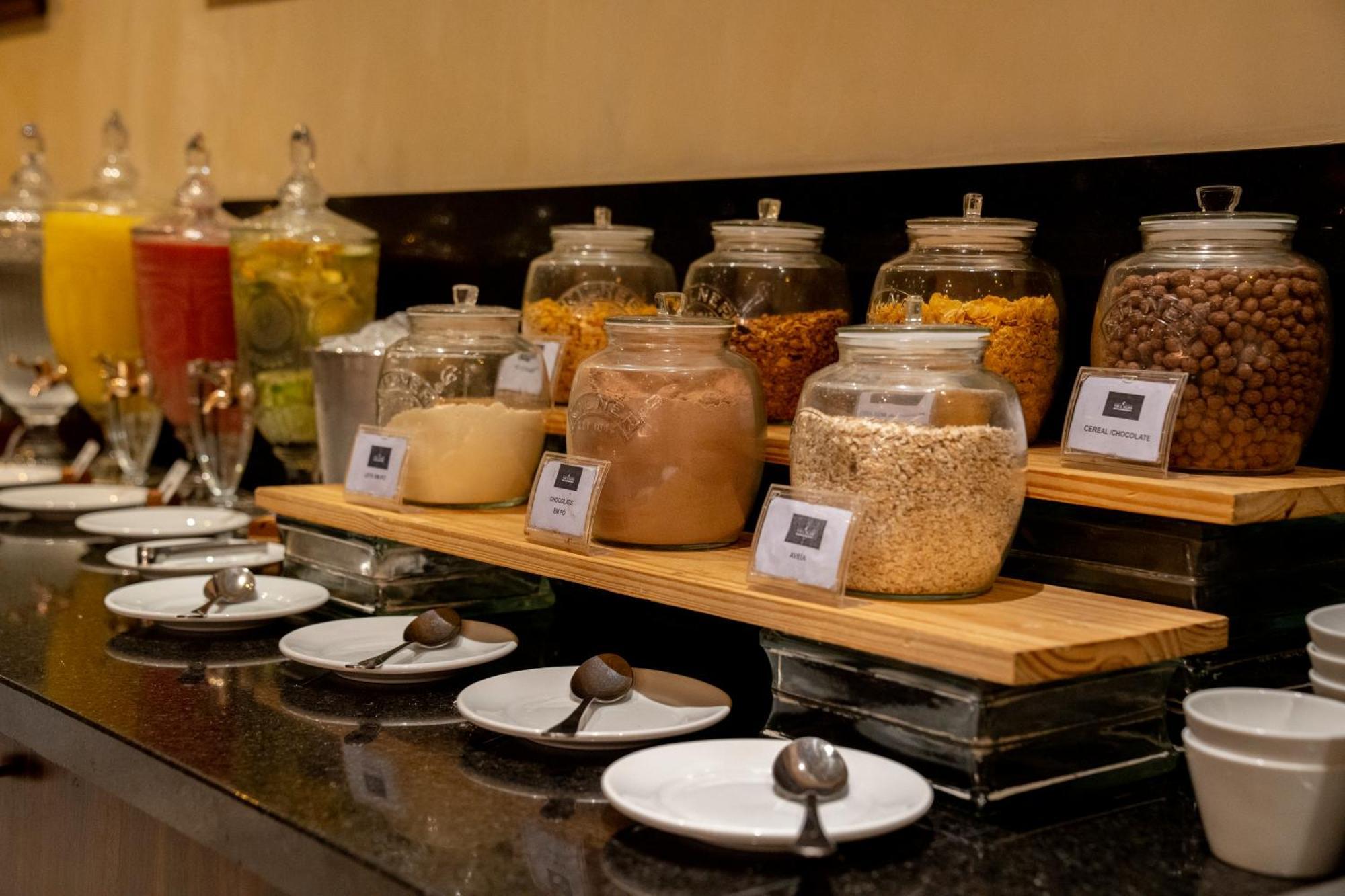 Hotel Luzeiros Recife Exteriér fotografie A selection of cereals at a buffet